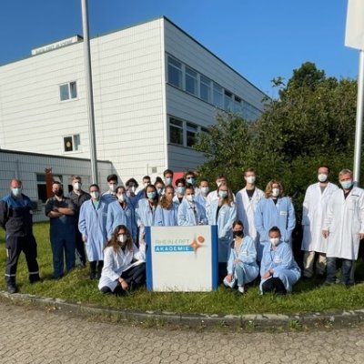 Skupinové foto našich studentů s vyučujícími a asistenty z Akademie.